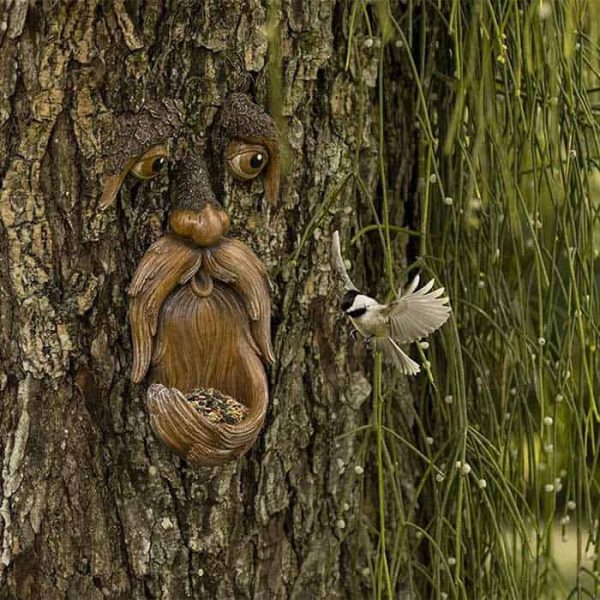 BirdFeeder, ozdoba stromu vo forme tváre, ktorá slúži zároveň ako kŕmidlo pre vtáky